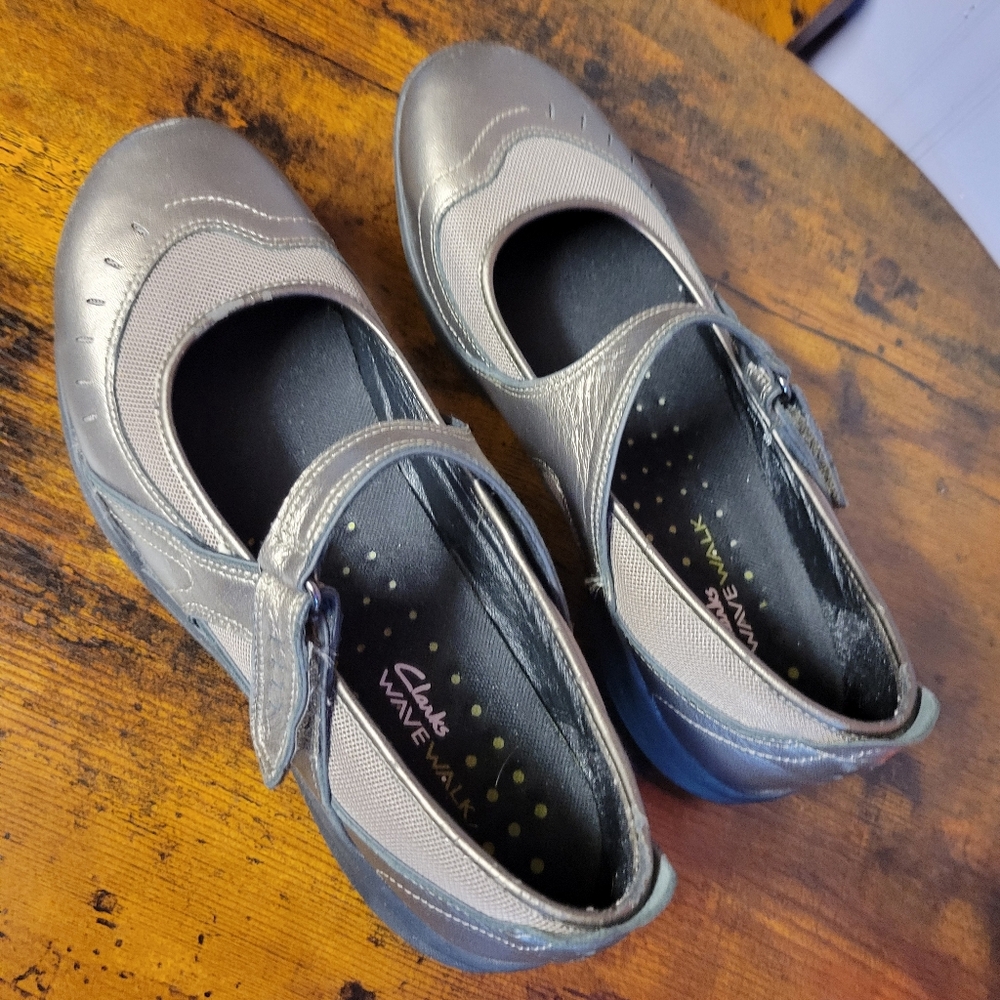 Clarks women size 9 wide Wave walk maryjane shoes-silver/black